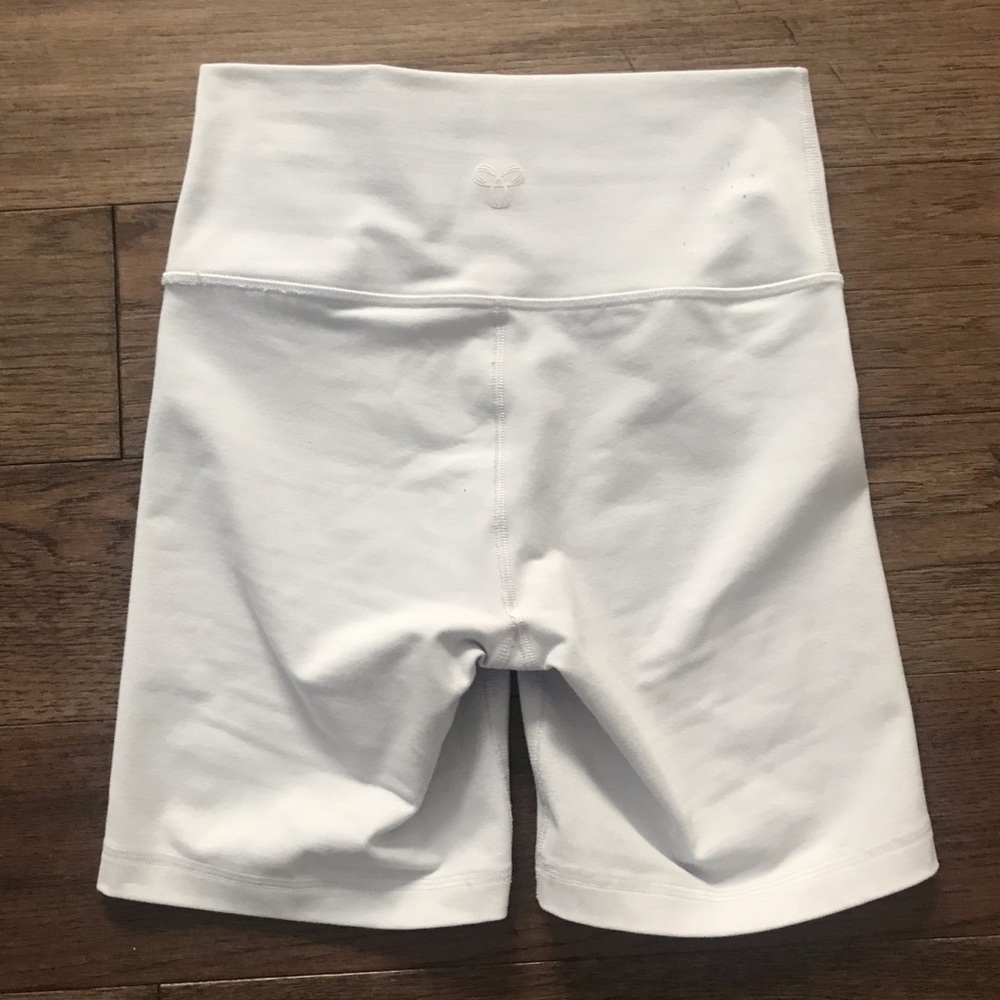 TNA Light Grey 7” Biker Shorts Size Small - Picture 4 of 7